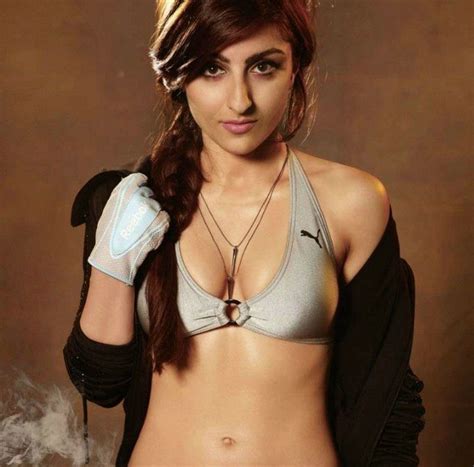 beauty of actress bollywood actress soha ali khan hot photos shows