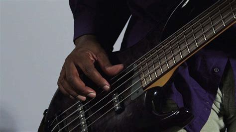 The Top 10 Tips To Playing Your Bass Guitar Terrifically