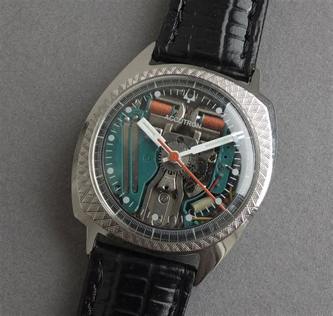 accutron spaceview  year  issue  asymmetrical case
