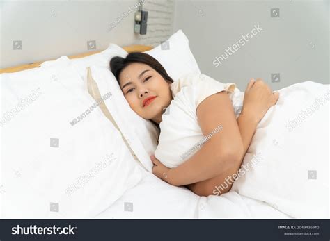 Beautiful Asian Woman Lying Bed Foto Stok 2049436940 Shutterstock