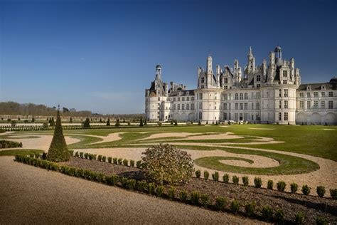 guide   chateaux  gardens   loire valley nuvo