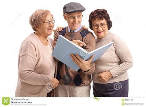 twee bejaarden en een bejaarde die een boek samen lezen