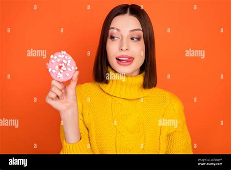 Foto De Mujer Joven Lick Labios Lengua Mirada Donut Dieta Deliciosa