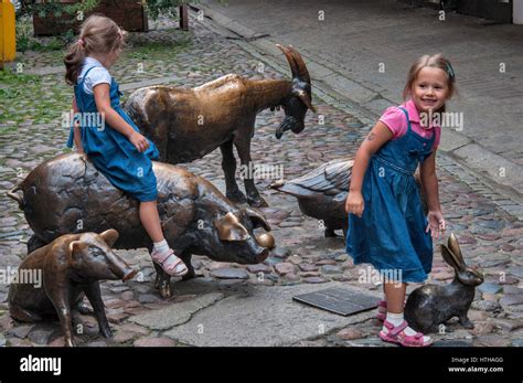 girls  sculptures  honor  animals  slaughter  jatki passage  medieval