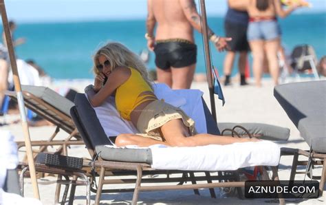 Victoria Silvstedt Sexy Displays Her Sensational Model Frame In Miami