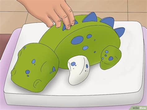 decorating  green dinosaur cake