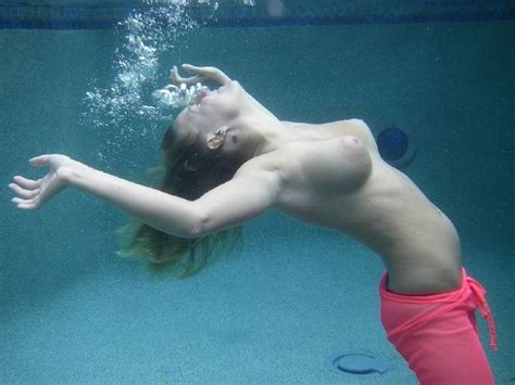 busty girl topless underwater pictures