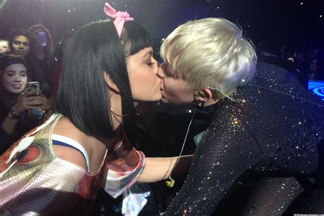 archivo miley cyrus kissing katy perry copy wiki mujeres fandom powered by