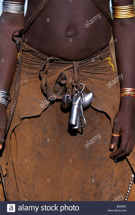 ein junges mädchen dassanech trägt einen lederrock metall armbänder