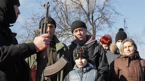 Ukrainske Børn Og Gamle Undervises I At Skyde Mod En Russisk Invasion