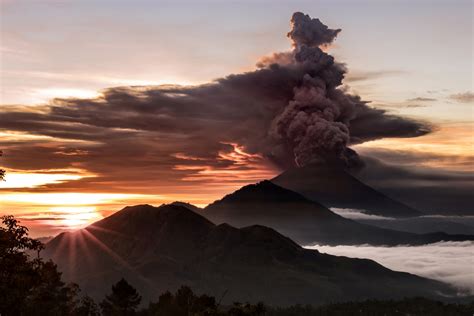 mount agung red warning issued  airlines  erupting bali volcano