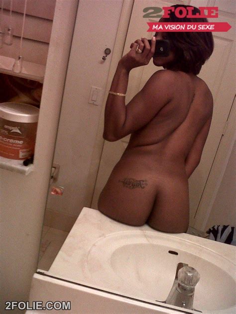 filles noires se prennent nues en photos