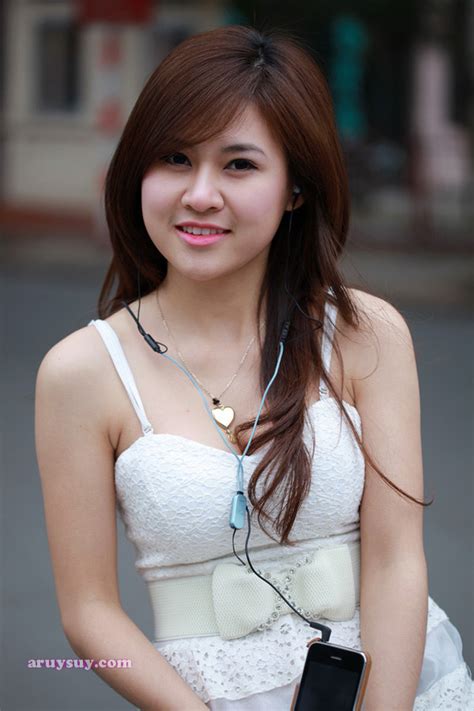 unknown vietnamese chick with iphone ~ aruysuy