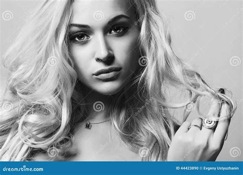 Belle Jeune Femme Fille Blonde De Flirt Portrait De Monochrome Dart