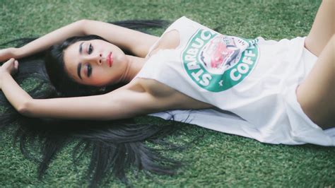 Wallpaper Wanita Di Luar Ruangan Model Rumput Ketiak Hijau