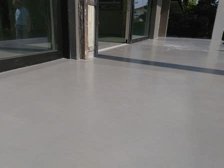 Vernice a gesso effetto cemento bianco naturale extra opaco per interno ed esterno; Pavimenti in resina per terrazzi