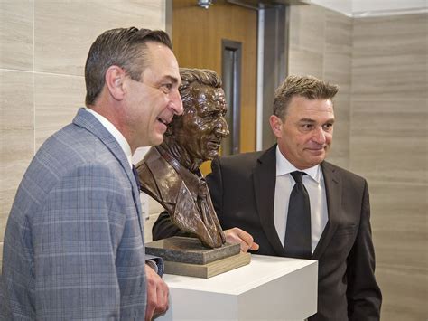 bronze bust  walter gretzky unveiled  city hall brantford expositor