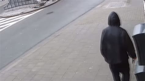 vidéo un homme agresse une femme voilée en pleine rue linfo re