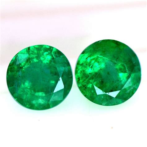 pin na doske green emerald