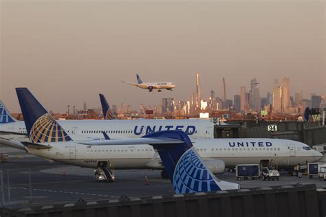 united airlines ceo    ual workers  contracted covid