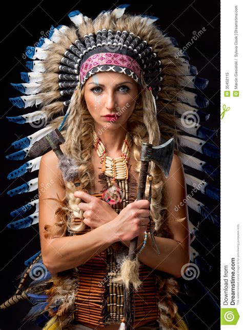 mooie vrouw in inheems amerikaans kostuum stock afbeelding afbeelding bestaande uit