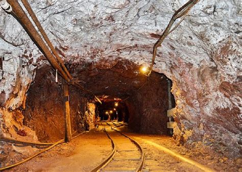 aksident  vdekje ne nje miniere ne bulqize nje masiv guresh ze poshte  vjecarin dalin