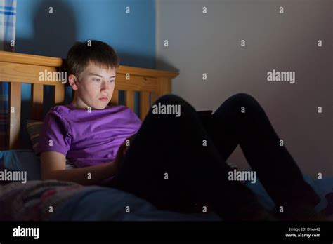 Ein 13 Jähriger Teenager Mit Einem Tablet Auf Das Internet Im Bett