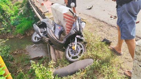 Jatuh Gegara Jalan Berlubang Ramadhoni Pengendara Motor Di Muara Enim