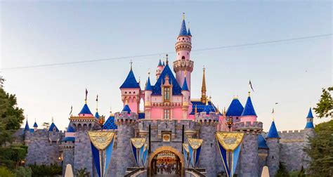 fans petition  disneyland  push  reopening date  due
