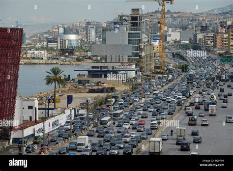 libanon beirut starkem verkehr auf der autobahn nach tripoli