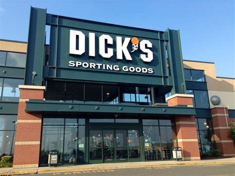 Dick S Sporting Goods Earnings And Comp Sales Miss Shares Crash
