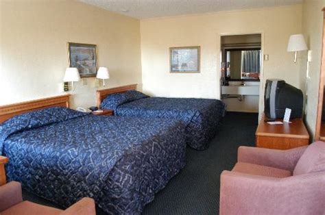 clean rooms picture  americas   inn goodland