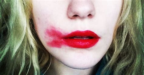 Smearforsmear Women Smudge Their Lipstick To Raise