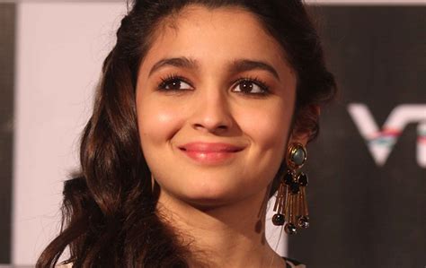 cute smile of famous bollywood actress alia bhatt hd