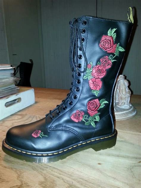 mijn romatische dr martens met rozen dr martens boots combat boots shoes fashion boots