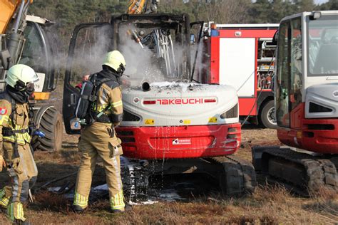 graafmachine op heideveld tussen rijssen en holten  de fik politie gaat uit van