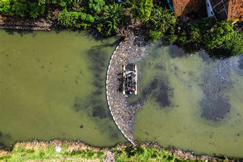 schwimmende barriere zum schutz der meere solarify