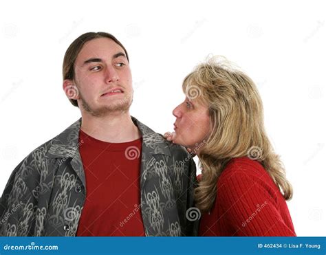 Dê A Mamã Um Beijo Foto De Stock Imagem De Evite Pessoa 462434