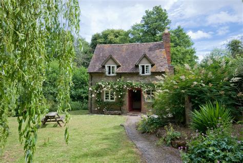 english cottage   possibly    romantic place  spend valentines day