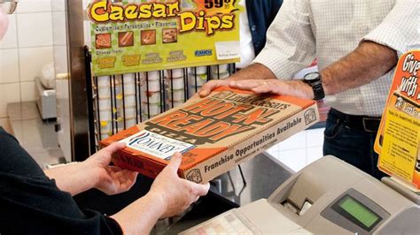caesars da pizzas gratis todos los dias hasta el domingo el diario ny