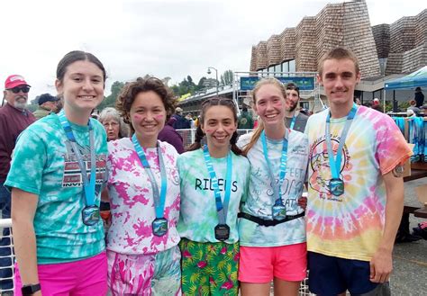 runners conquer conditions race  peninsula daily news news