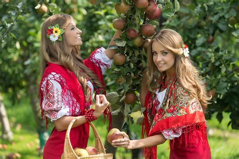 fapilicious native women picking apples