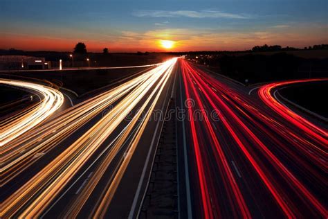 de lange blootstelling van het snelheidsverkeer op weg  zonsondergangtijd stock foto image