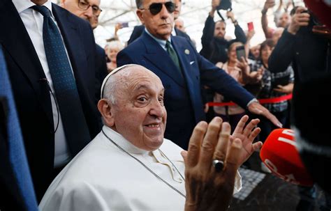 le pape francois regagne le vatican apres dix jours  lhopital