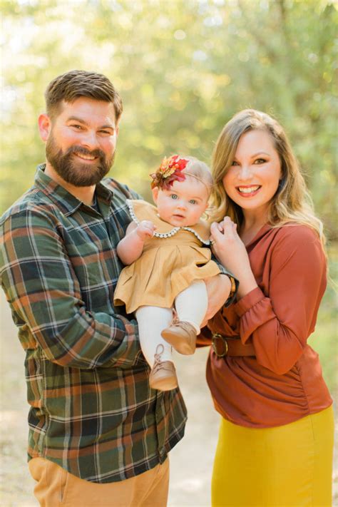 large family fall photo outfit ideas fall outfit inspiration  family pictures marsupialsdeep