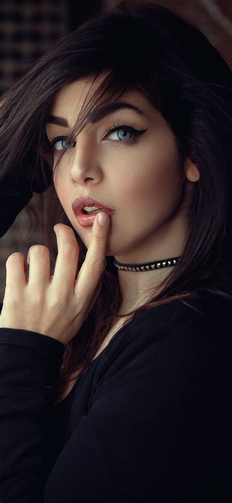 1125x2436 Blue Eyes Girl Finger On Lips Iphone Xs Iphone 10 Iphone X Hd
