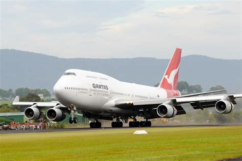 qantas city  canberra   world record holder  longest  stop commercial flight