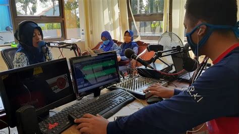 sekolah anak belajar melalui siaran radio cara siswa sekolah dasar di