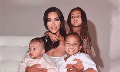 Kim Kardashian Entourée De Ses Enfants La Photo De Famille Qui Fait