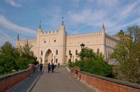 plac zamkowy  blonia pod zamkiem  lublinie  lat  ue